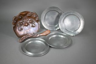 An Art Nouveau Beldray copper crumb-scoop with brush, to/w four antique pewter plates (6)