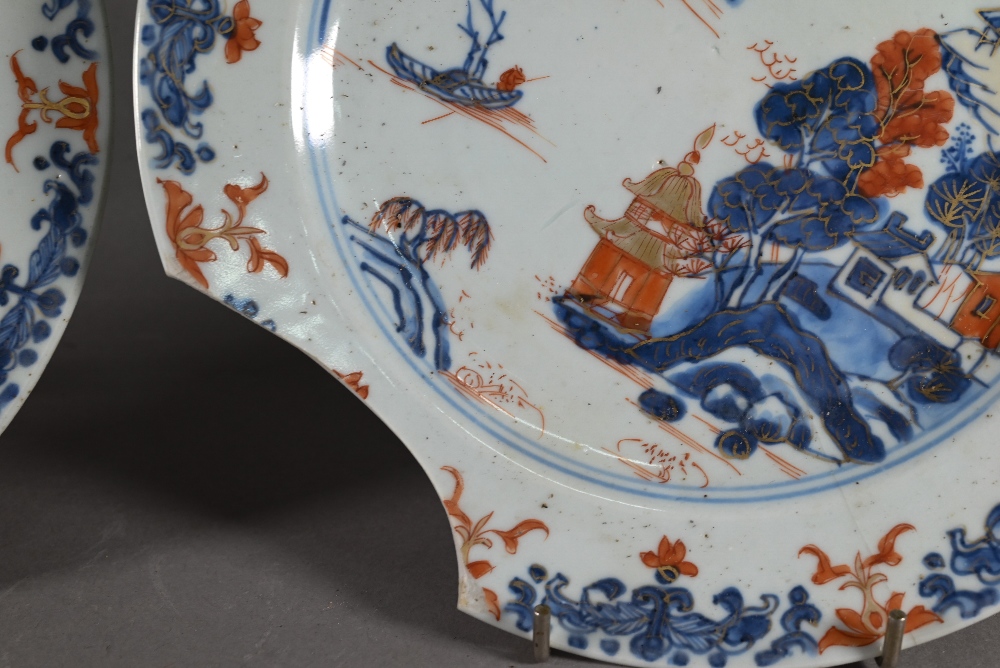 An 18th century Chinese blue and white floral and foliate pattern plate, Kangxi period (1662-1722) - Image 6 of 12