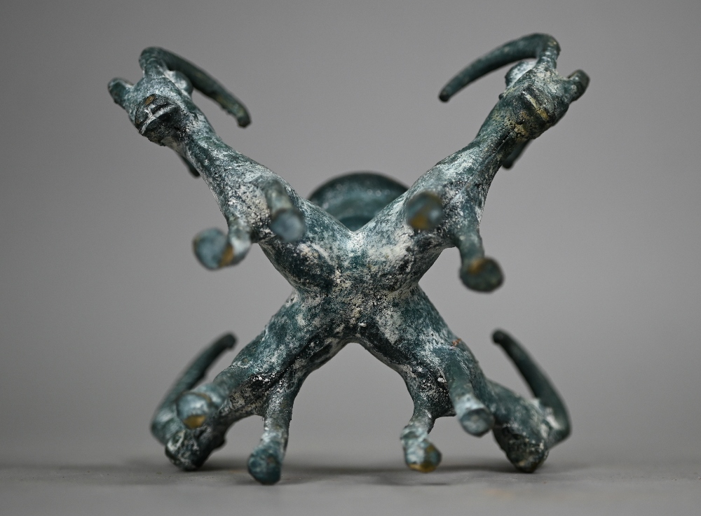 A verdigris-patinated candlestick supported by four goats, in the antique manner, 11 cm high - Image 3 of 4