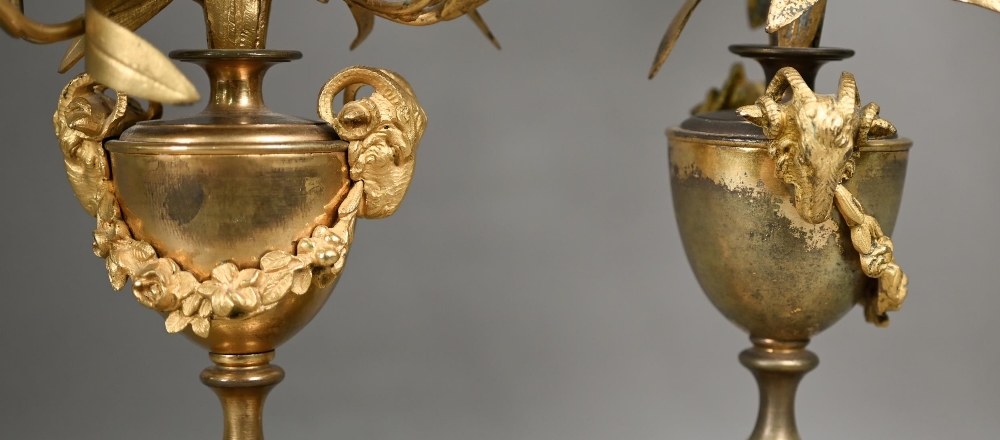 A pair of late 19th century gilt metal five light floral mantel candelabra, 50 cm h (2) - Bild 5 aus 6