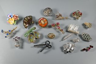 A collection of various vintage brooches including oval agate brooch, spray brooches etc