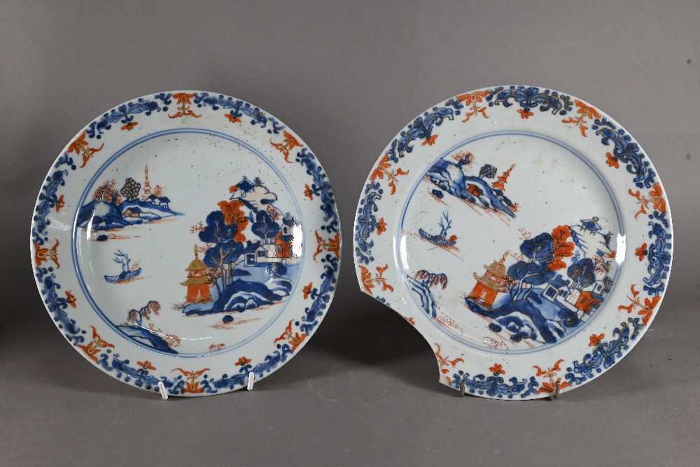 An 18th century Chinese blue and white floral and foliate pattern plate, Kangxi period (1662-1722) - Image 5 of 12