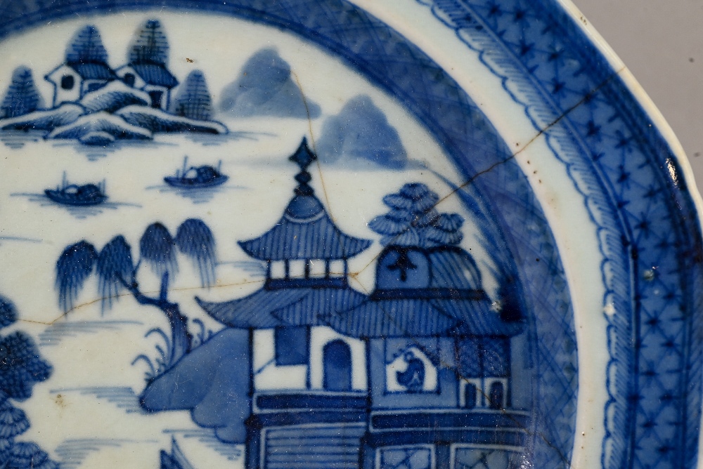 An 18th century Chinese blue and white floral and foliate pattern plate, Kangxi period (1662-1722) - Image 9 of 12