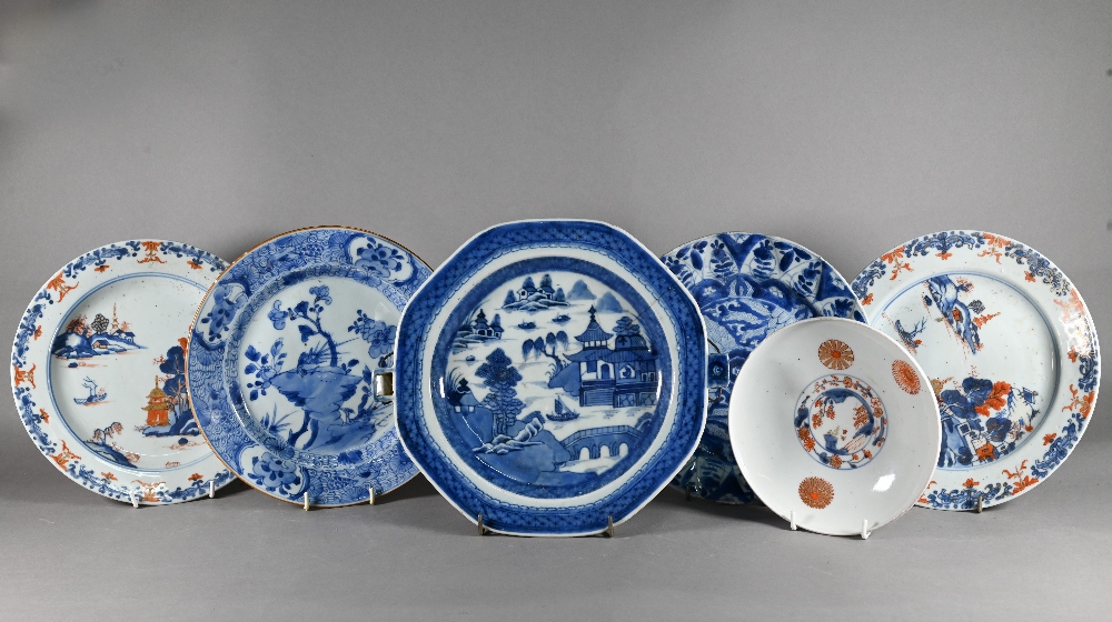 An 18th century Chinese blue and white floral and foliate pattern plate, Kangxi period (1662-1722)
