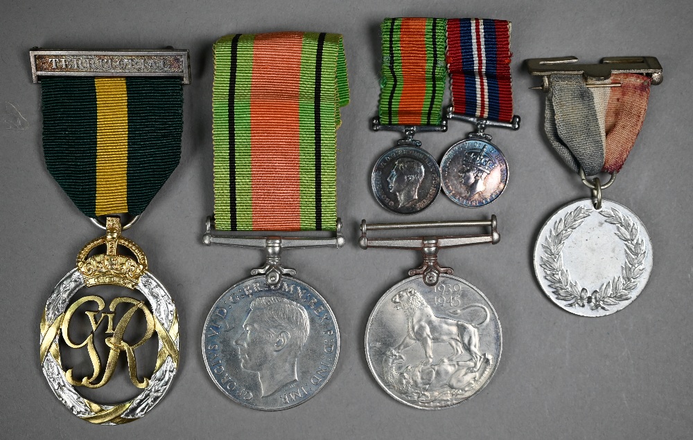 A group of 5 WWII period medals - 1939-45 Star; Africa Star; 1939 War Medal; Defence Medal; - Image 4 of 8