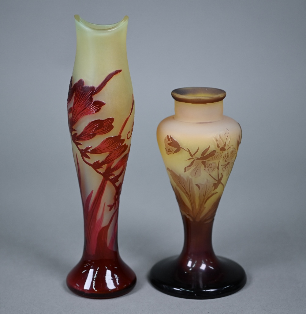 Two floral-decorated cameo glass vases in the Art Nouveau manner, inscribed 'Gallé' 23/16.5 cm high - Bild 4 aus 5