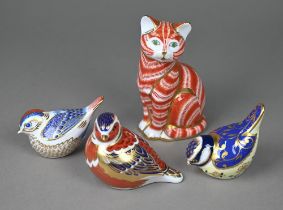 A Royal Crown Derby Ginger cat, 13.5 cm to/w three birds (4)