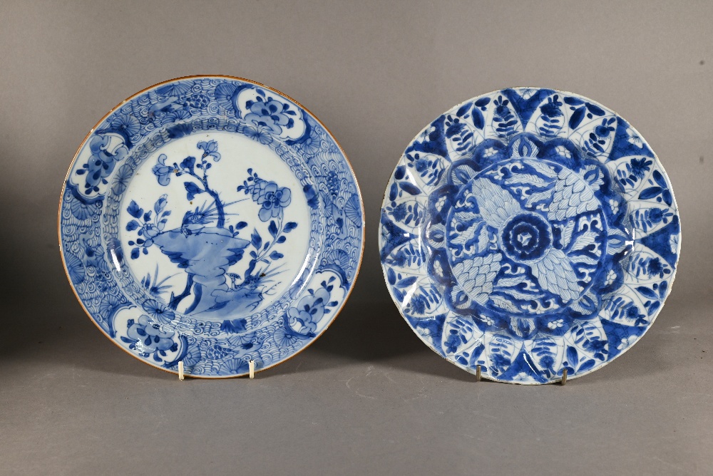 An 18th century Chinese blue and white floral and foliate pattern plate, Kangxi period (1662-1722) - Image 2 of 12