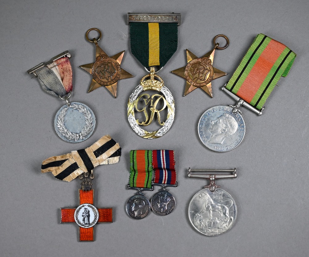 A group of 5 WWII period medals - 1939-45 Star; Africa Star; 1939 War Medal; Defence Medal; - Image 2 of 8