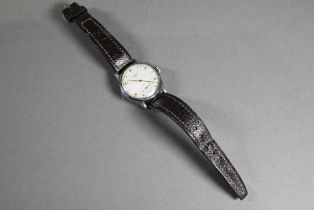 A Vintage Longines gents wristwatch, the champagne dial with subsidiary seconds within a 32 mm