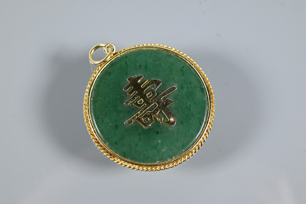 A yellow metal flat snake-link chain, stamped 375, approx 11.9g to/w a green hardstone pendant - Image 5 of 6