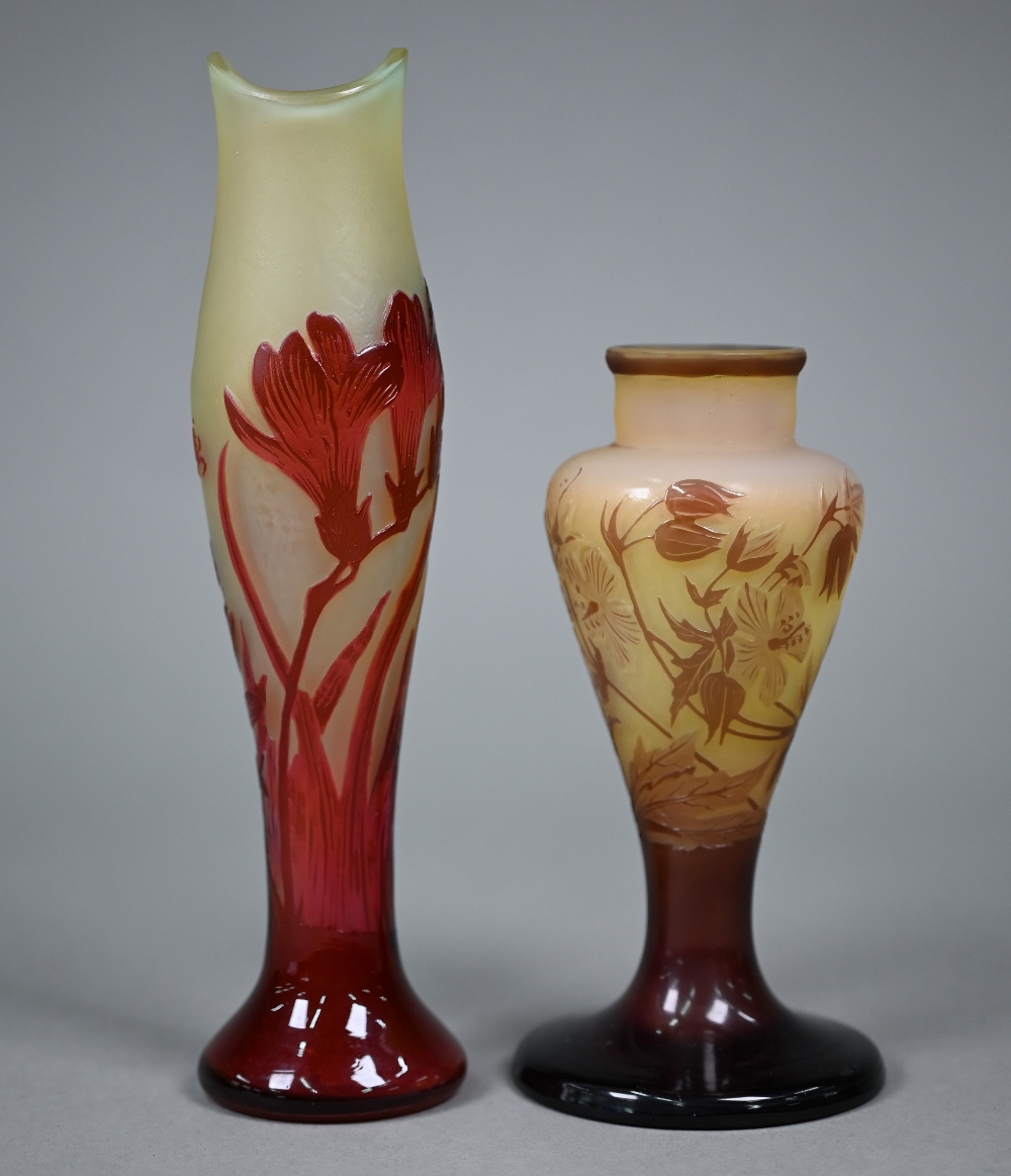 Two floral-decorated cameo glass vases in the Art Nouveau manner, inscribed 'Gallé' 23/16.5 cm high - Bild 2 aus 5
