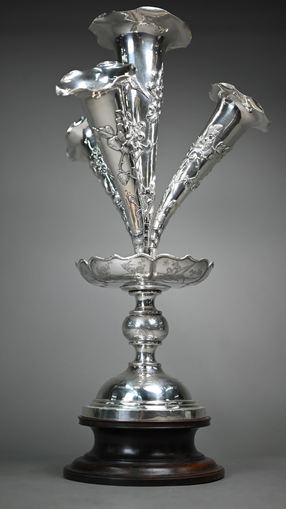 A Chinese .90 grade export silver epergne, the four flutes embossed with birds and flowers, rising - Bild 2 aus 7