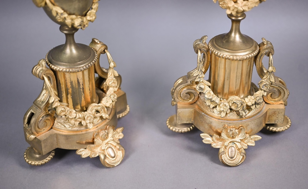 A pair of late 19th century gilt metal five light floral mantel candelabra, 50 cm h (2) - Bild 4 aus 6