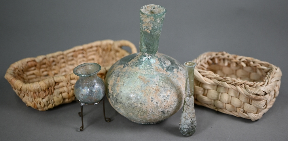 A Roman glass onion-shaped bottle-vase, 15 cm high to/w a small vial and a small globular pot with - Bild 2 aus 4