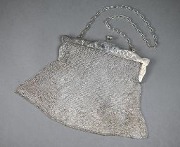 A silver mesh evening bag with foliate-engraved hinge, Erich Kellerman, London import 1920, 12oz