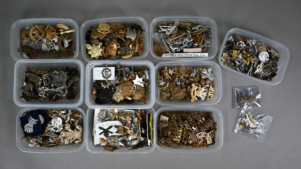 Approx 500 mostly British military cap badges, insignia, rank badges including cavalry regiments -