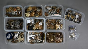 Approx 500 mostly British military cap badges, insignia, rank badges including cavalry regiments -