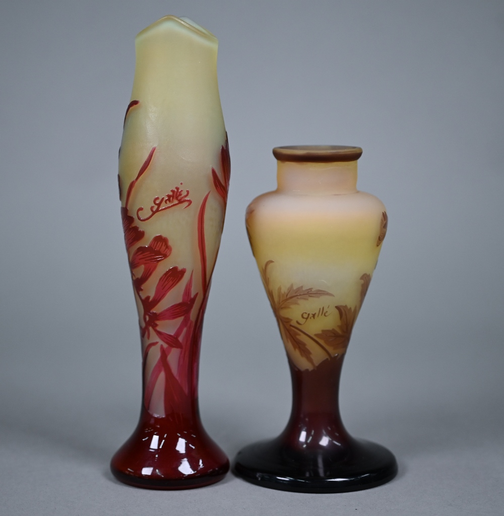 Two floral-decorated cameo glass vases in the Art Nouveau manner, inscribed 'Gallé' 23/16.5 cm high - Bild 3 aus 5