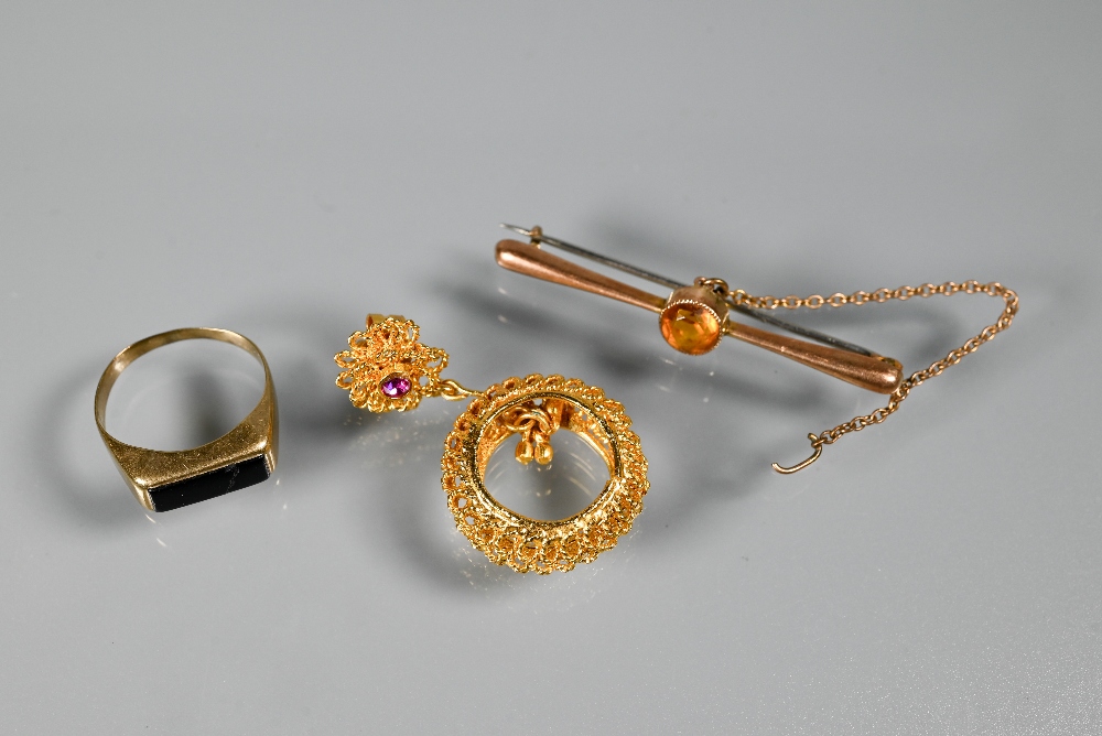 A 9ct yellow gold bar brooch set with central citrine, onyx set signet ring and single unmarked