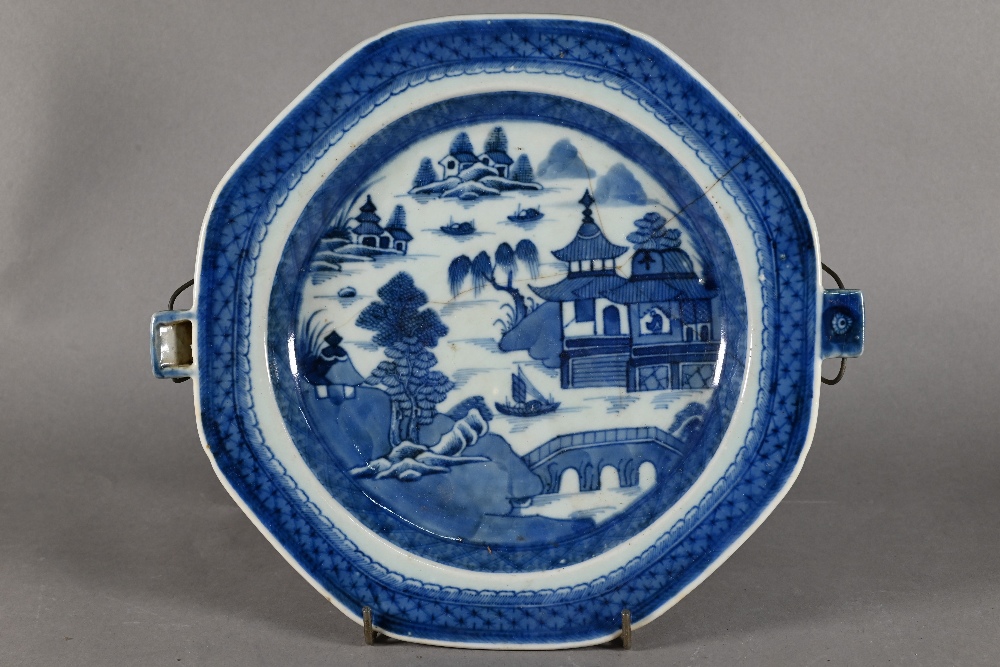 An 18th century Chinese blue and white floral and foliate pattern plate, Kangxi period (1662-1722) - Image 8 of 12