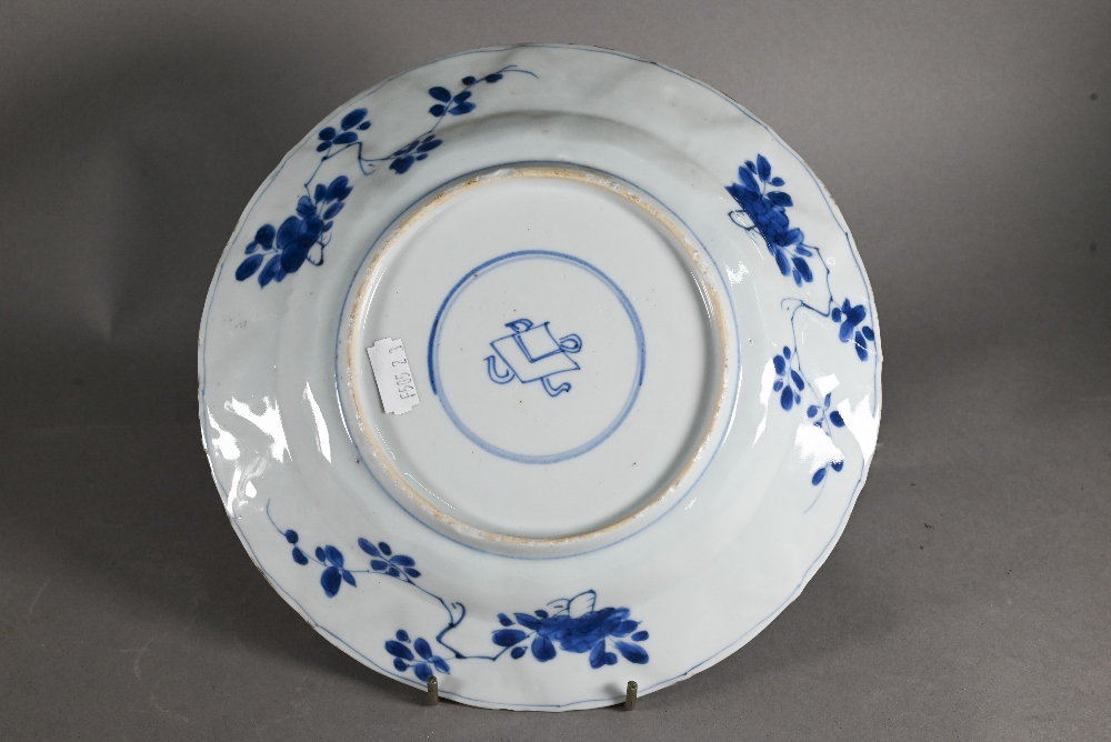 An 18th century Chinese blue and white floral and foliate pattern plate, Kangxi period (1662-1722) - Image 3 of 12