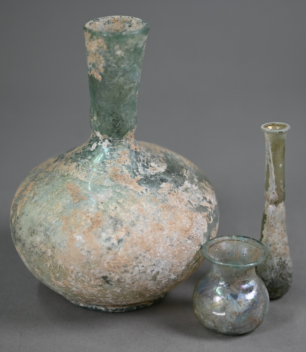 A Roman glass onion-shaped bottle-vase, 15 cm high to/w a small vial and a small globular pot with - Bild 3 aus 4