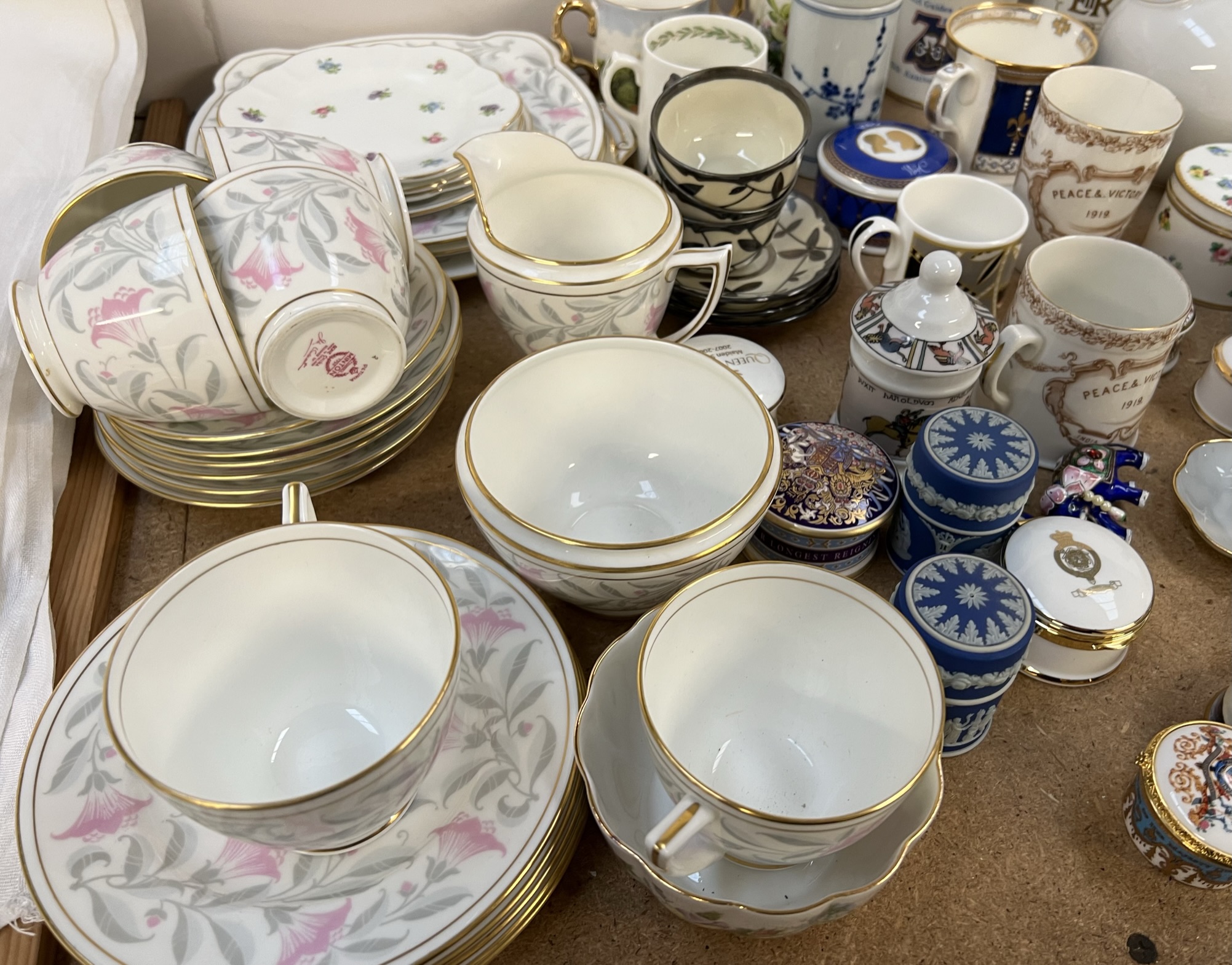 A Minton Petunia pattern part tea set together with Wedgwood boxes and covers, - Bild 3 aus 3