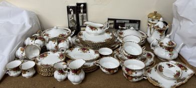 A Royal Albert Old Country Roses pattern part dinner,