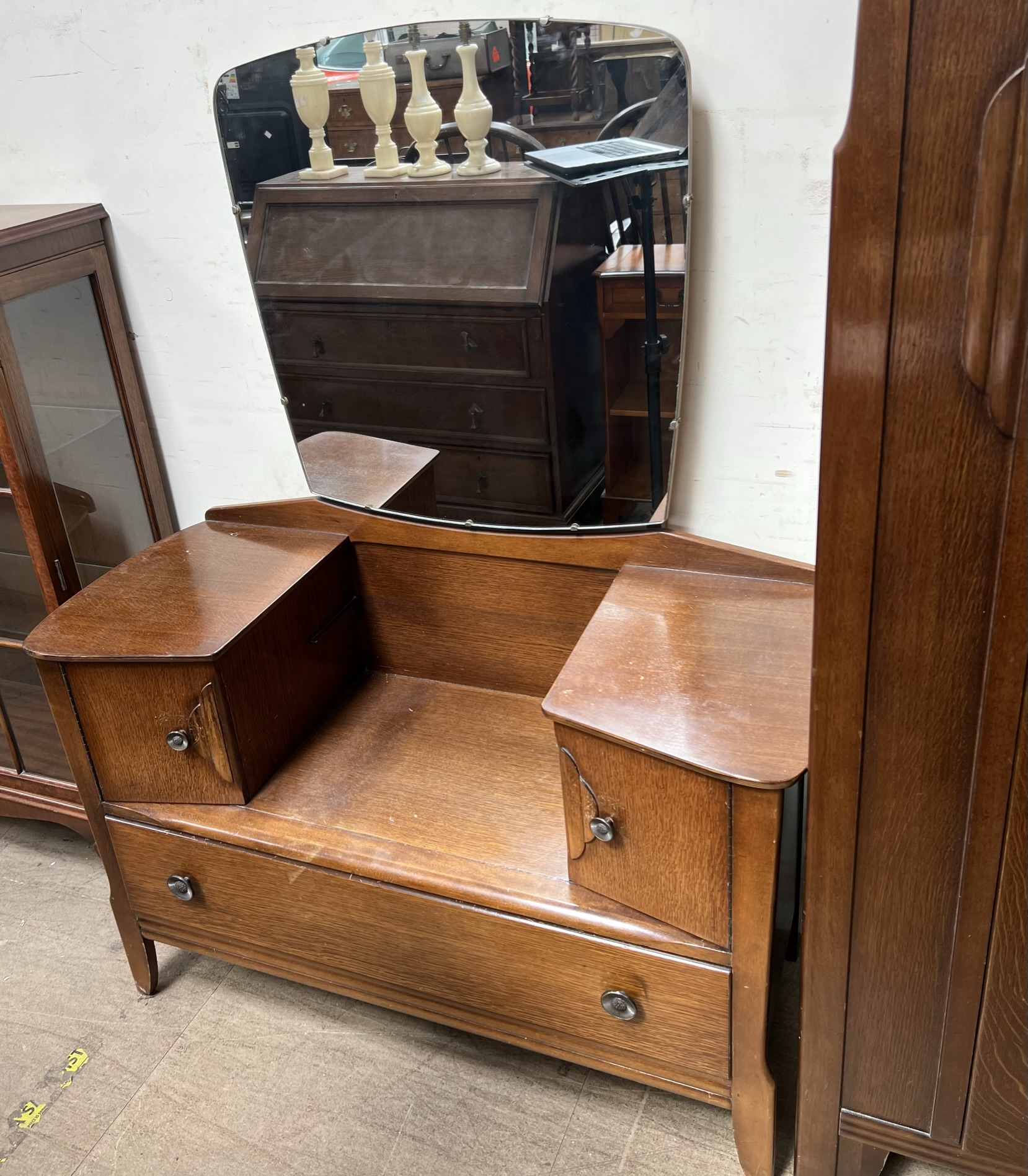 A 20th century oak three piece bedroom suite comprising two wardrobes and a dressing table - Image 2 of 4