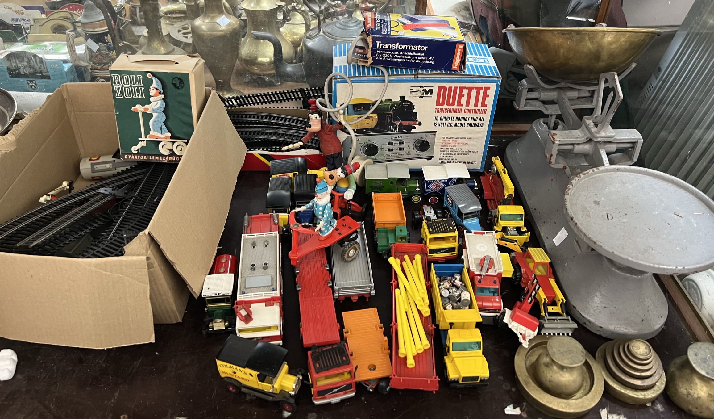 A Lemezarugyar Roli Zoli tinplate toy clown, boxed together with assorted model cars,