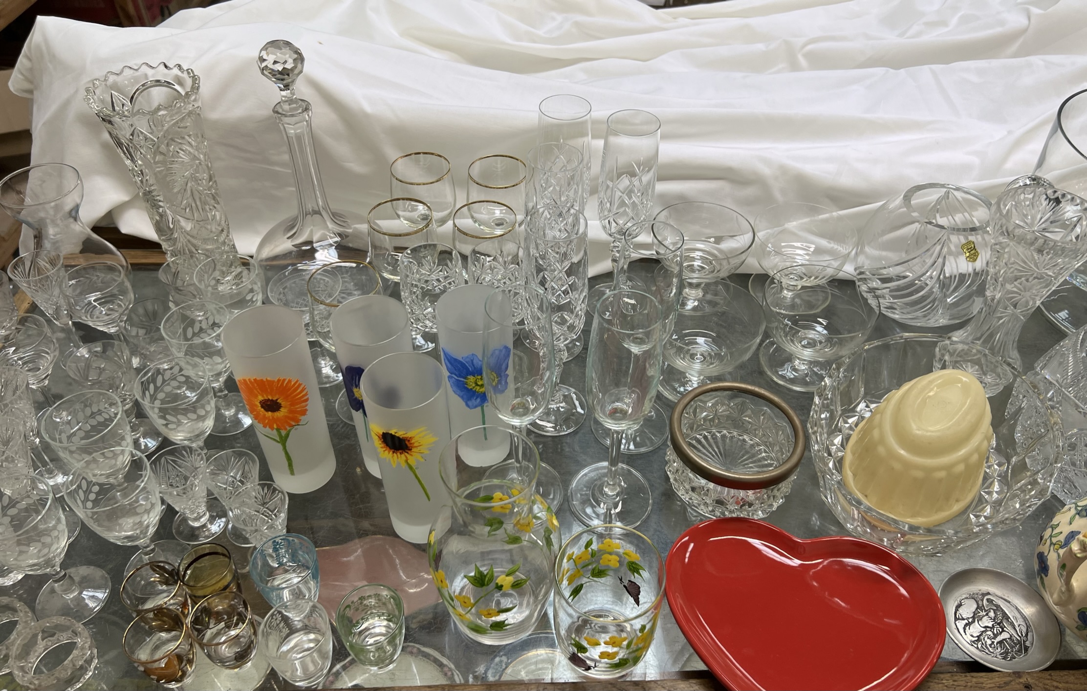 A large lot comprising a twin handled punch bowl, other glass bowls, drinking glasses, pottery mugs, - Image 4 of 5