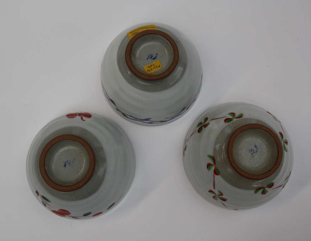 Three assorted stoneware footed bowls in the Chawan style, decorated with flowers and lines, - Image 5 of 6