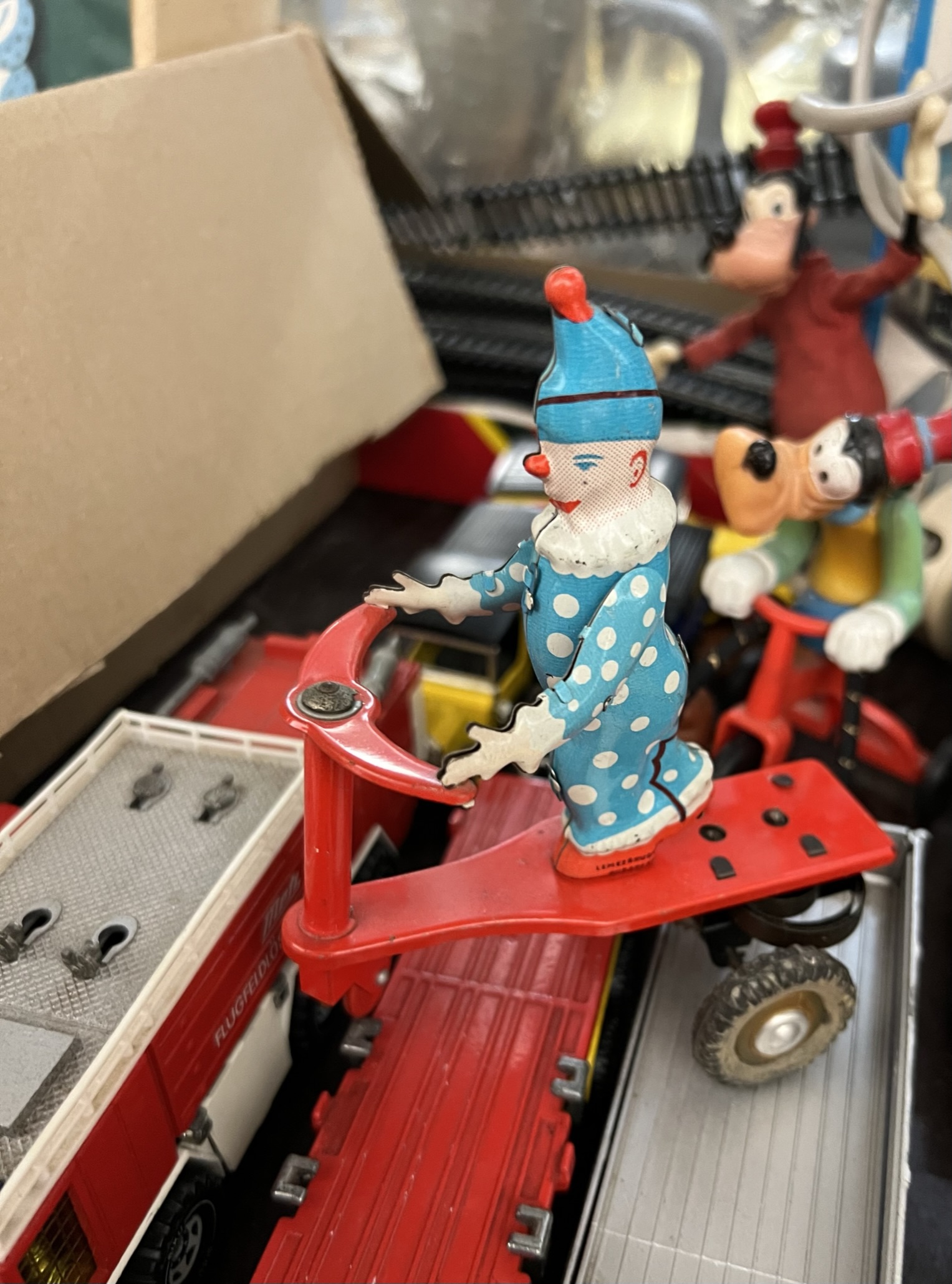 A Lemezarugyar Roli Zoli tinplate toy clown, boxed together with assorted model cars, - Image 2 of 2