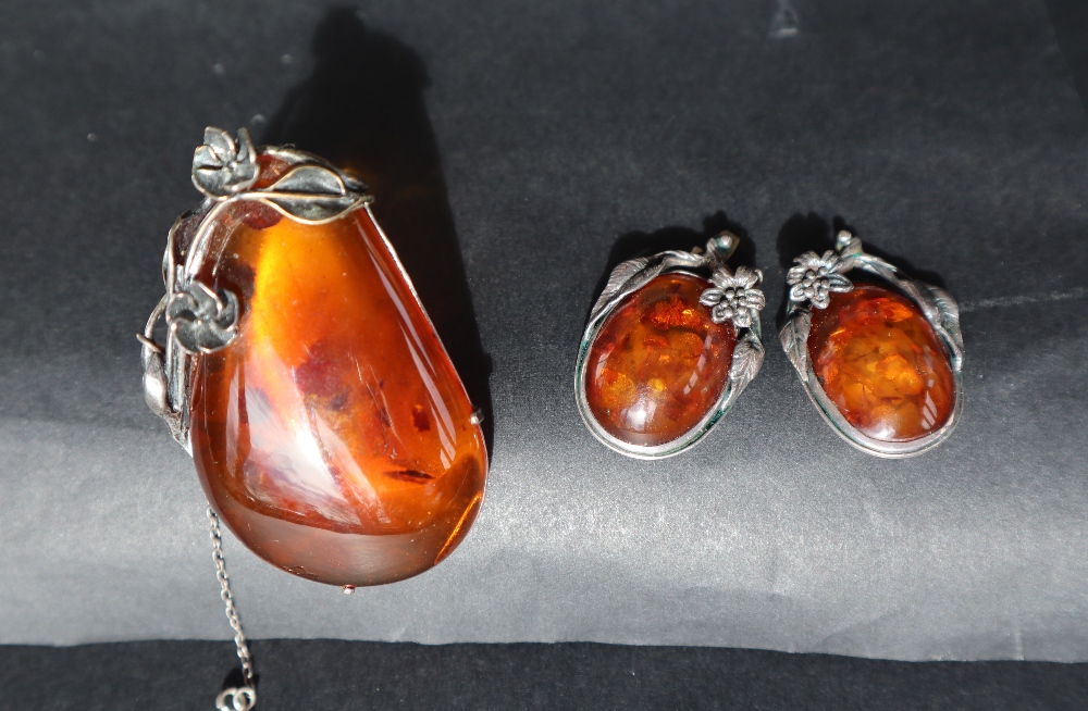 An amber necklace together with an amber pendant, a pair of amber earrings, - Image 5 of 6