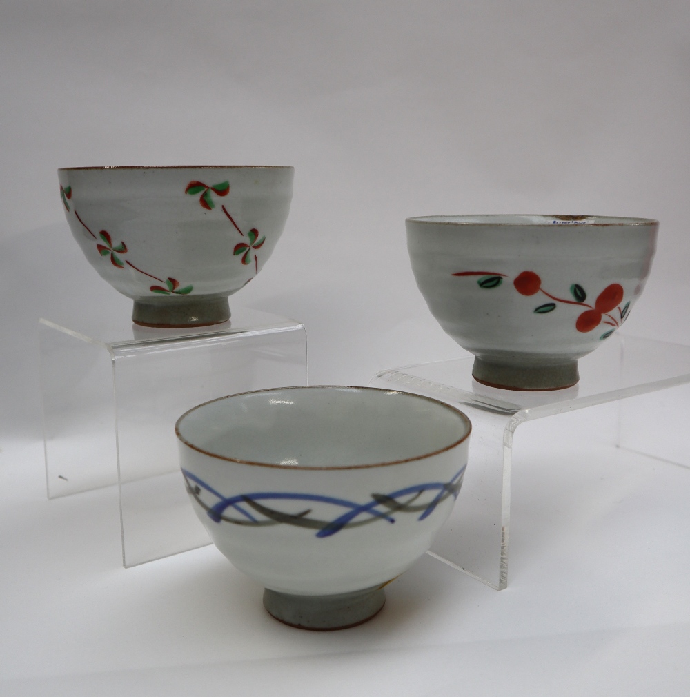 Three assorted stoneware footed bowls in the Chawan style, decorated with flowers and lines, - Image 4 of 6