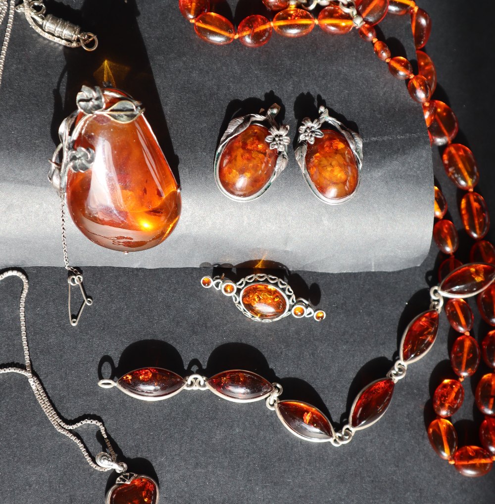 An amber necklace together with an amber pendant, a pair of amber earrings, - Image 2 of 6