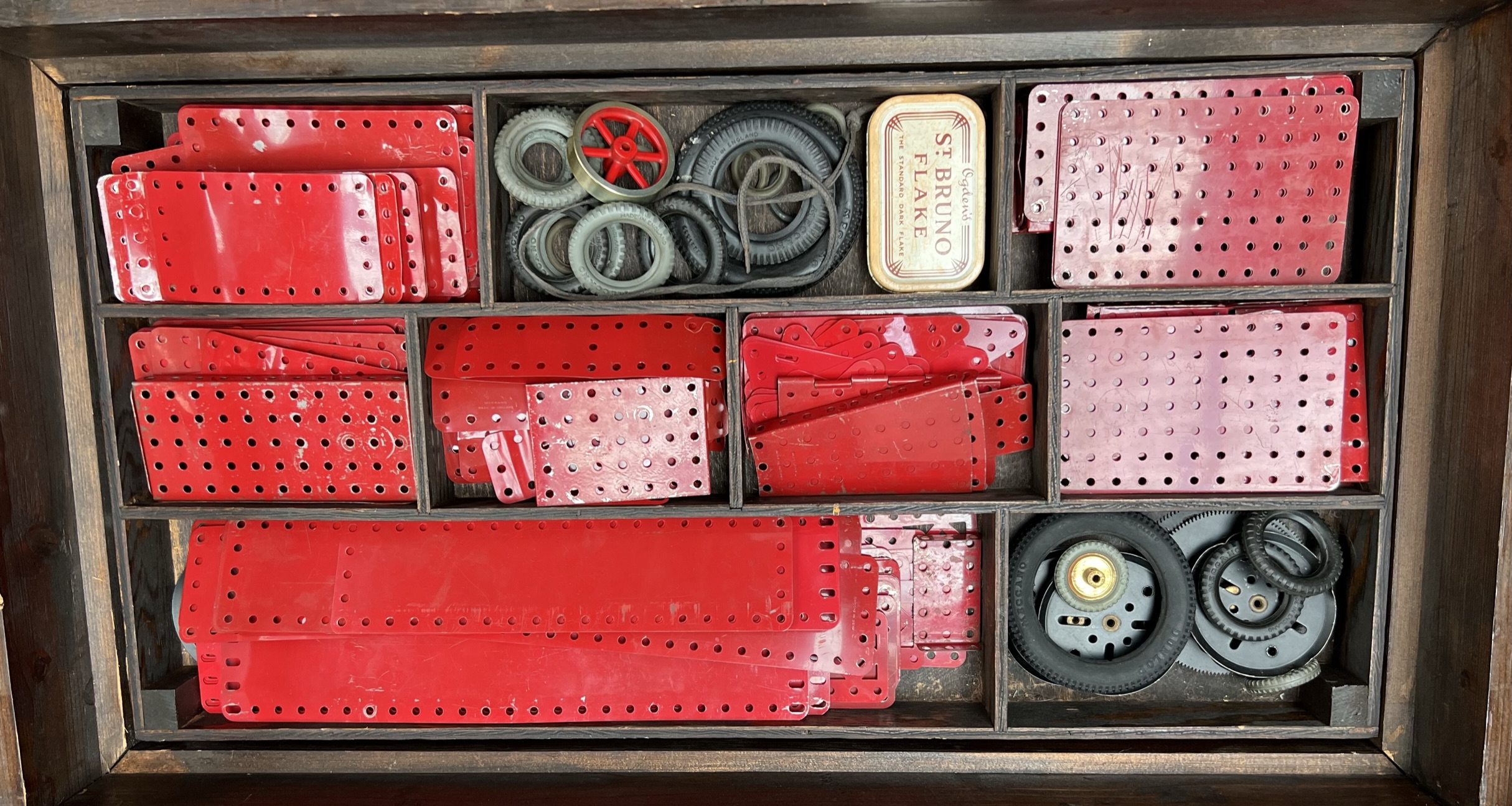 A Chest of Meccano divided into four trays together with assorted books / pamphlets - Image 2 of 5