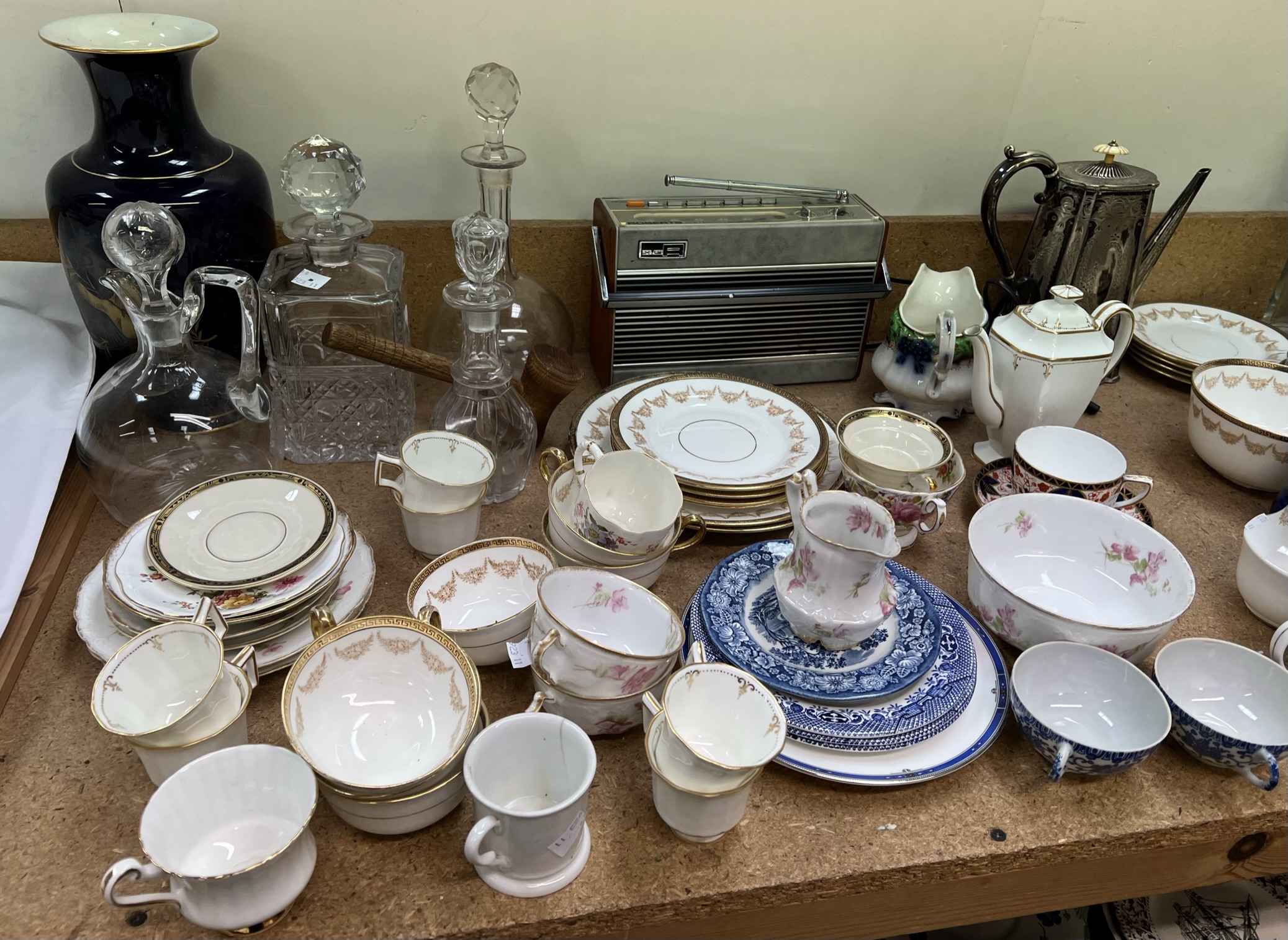 Assorted leaf dishes together with a brass oil lamp, drinking glasses, electroplated wares, - Image 4 of 4