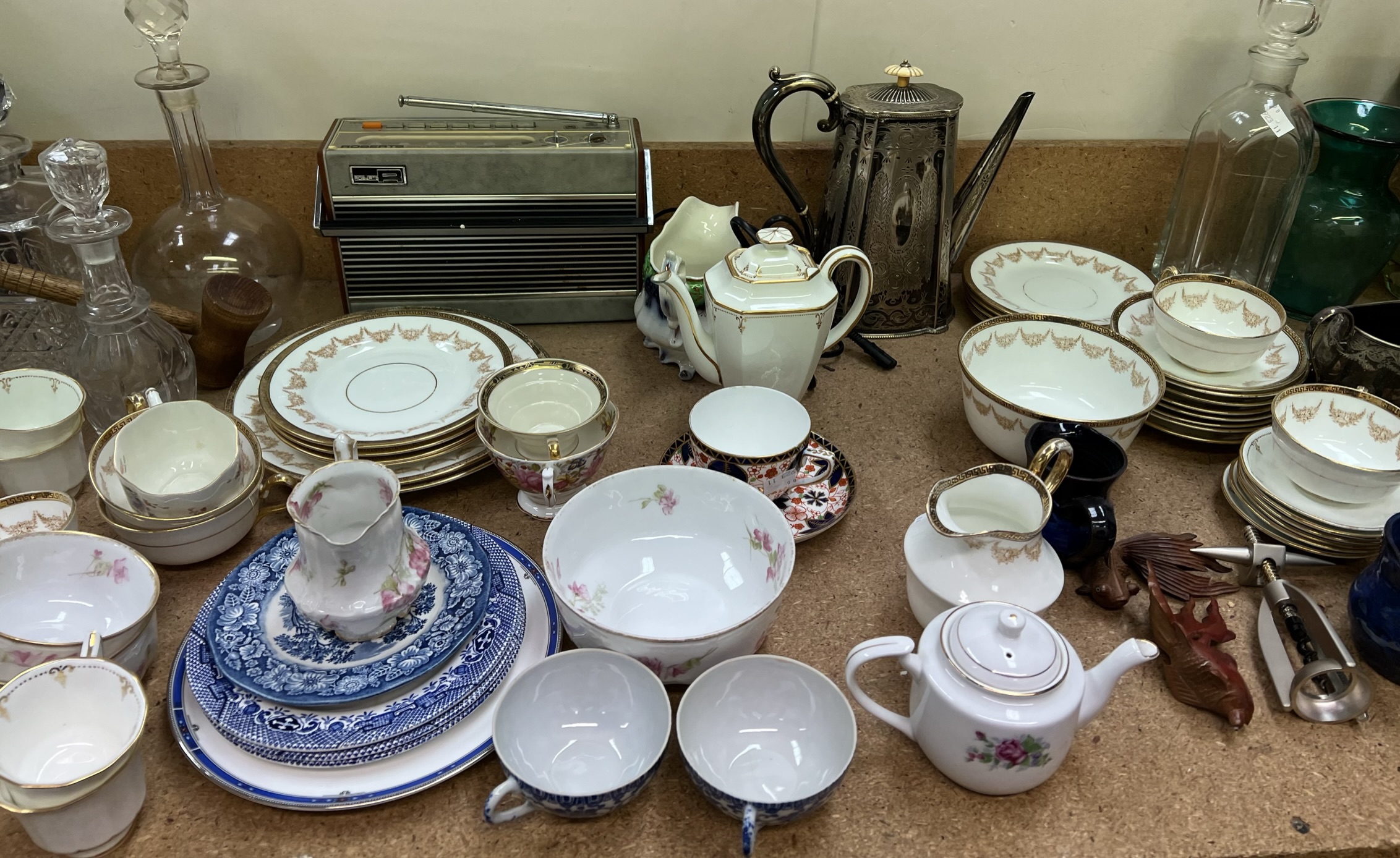 Assorted leaf dishes together with a brass oil lamp, drinking glasses, electroplated wares, - Image 3 of 4