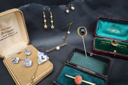 A 9ct gold cabochon set bar brooch together with a 9ct gold pearl set bar brooch,