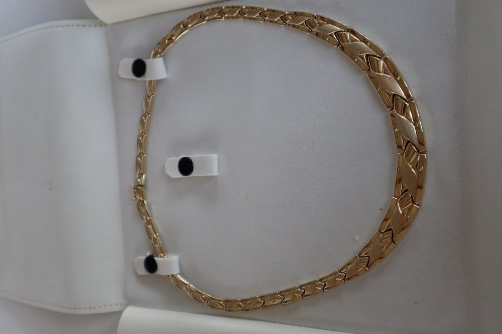 A 14ct yellow gold necklet, with tapering two tone links, approximately 28. - Image 2 of 5