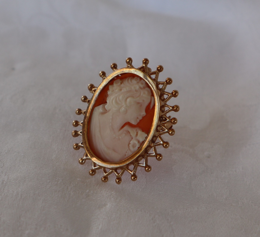 A shell cameo brooch depicting a maiden in profile to a 9ct yellow gold mount, - Image 3 of 4