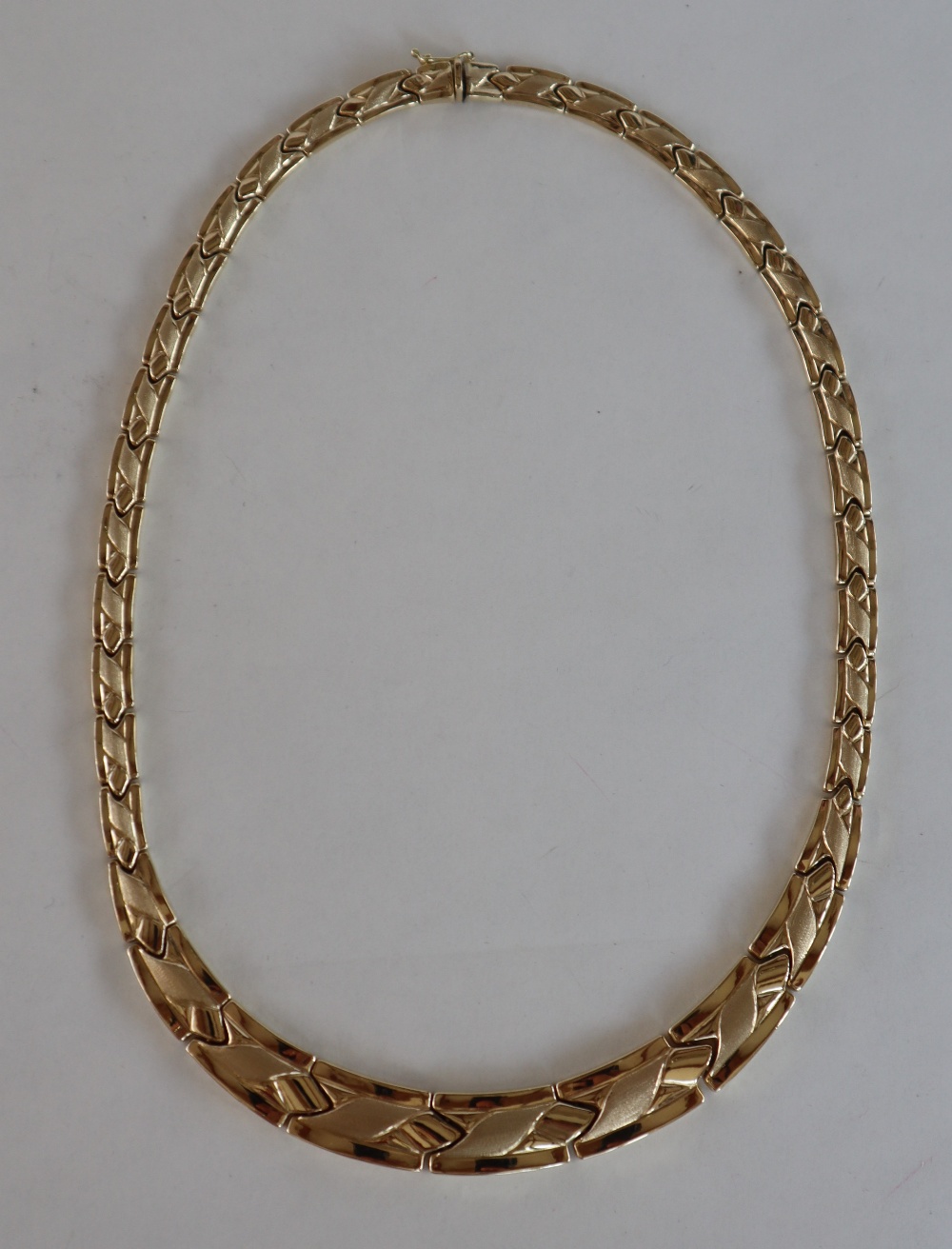 A 14ct yellow gold necklet, with tapering two tone links, approximately 28. - Image 3 of 5