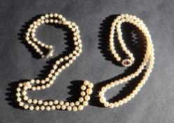 A pearl necklace set with graduated pearls to a 9ct gold garnet and pearl clasp,