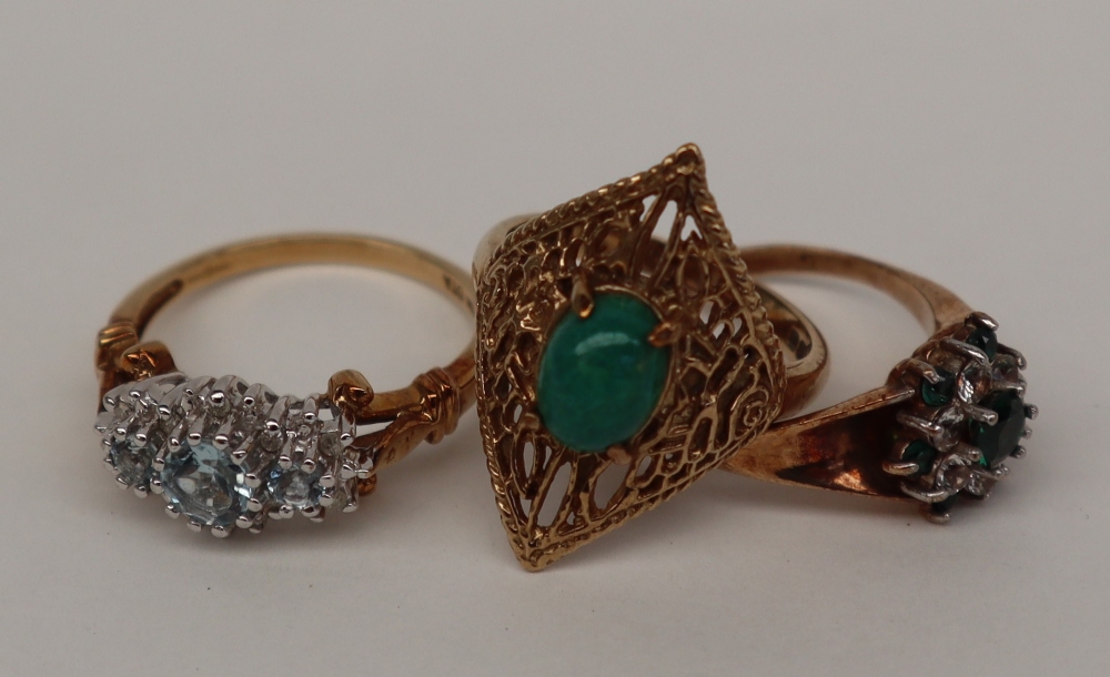 A 9ct gold ring set with a green cabochon stone, - Image 3 of 4