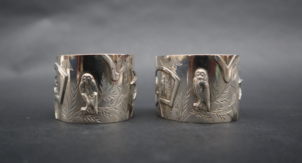 A pair of late Victorian silver napkin rings, decorated with birds and flowers, Birmingham, 1894, - Image 5 of 5