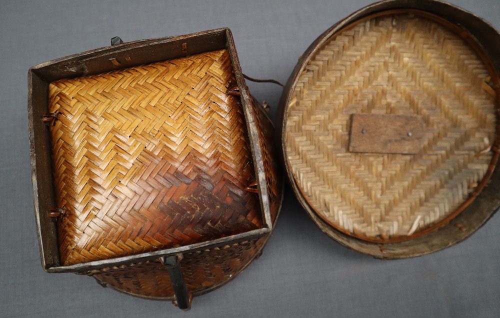 A Chinese rice pot and cover with turtle handle of basket weave form together with a wicker sieve - Image 4 of 7