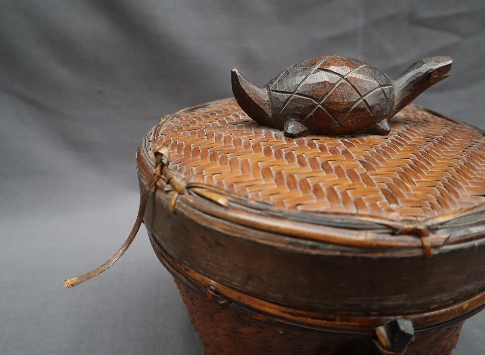 A Chinese rice pot and cover with turtle handle of basket weave form together with a wicker sieve - Image 5 of 7