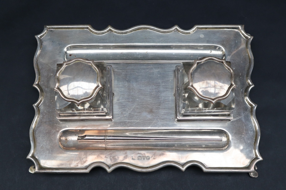 A George V silver desk standish, of rectangular form with a shaped border on four legs, - Image 2 of 6